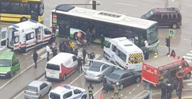 Hatalı dönüş yapan öğrenci servisi halk otobüsü ile çarpıştı: 7 yaralı