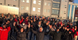 Soğuk havaya rağmen direnen Migros depo işçileri: Bıçak kemikte