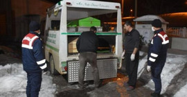 Baba evde parçalanmış, oğlu ise bahçede donmuş halde ölü bulundu
