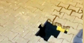 Büyükçekmece'de yol çöktü, 5 yaşındaki çocuk içine düştü