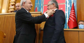 Kemer Belediyesi CHP'ye geçti; başkana rozeti Kılıçdaroğlu taktı