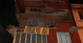 Küçükçekmece'de 3 katlı binada iki balkon çöktü