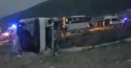 Akkuyu işçilerini taşıyan servis aracı devrildi: 2'i ağır 40 yaralı