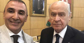 Bahçeli'nin basın danışmanı Metin Özkan bir kadının çantasından gizlice para alırken görüntülendi