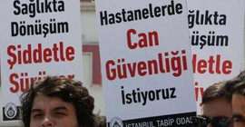 Raporsuz ilaç vermeyen doktora saldırı: Kafasını duvara vurup, yüzüne oturdu