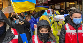 Rusya Başkonsolosluğu önünde protesto: Bu savaş hepimizi yakar, lütfen sesimizi duyun
