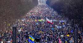 Berlin'de Ukrayna işgaline karşı 100 bin kişi toplandı: Putin, terapiye git