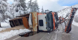 Isparta'da kar küreme aracı devrildi: 2 yaralı