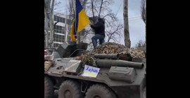 Ukrayna bayrağı taşıyan bir protestocu Rus tankının üstüne çıktı