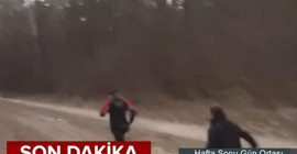 Türk gazeteciler yayın sırasında bombardıman ortasında kaldı