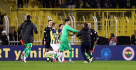 Fenerbahçe-Trabzonspor maçında taraftar hakeme saldırmak istedi