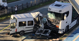 Rize'de okul servisi tıra çarptı: 1 ölü, 13 yaralı