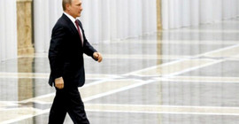 Putin yürürken neden sağ kolunu sabit tutuyor?