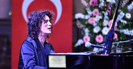 Babası Ukraynalı annesi Rus olan Anjelika Akbar: Savaş artık son bulsun