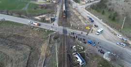 Kırklareli'nde yük treni işçi servisine çarptı: 27 yaralı