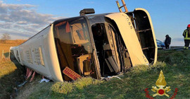 İtalya'da Ukraynalıları taşıyan otobüs devrildi: Bir kadın hayatını kaybetti
