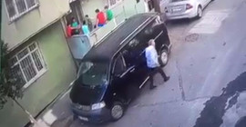 Çocukları arabaya almak isteyen adam engellendi