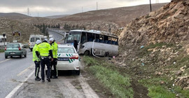 Urfa'da işçi servisi devrildi: 15 yaralı