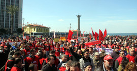 DİSK'ten İzmir'de miting: İşçiler kefen giyip tabut taşıdı