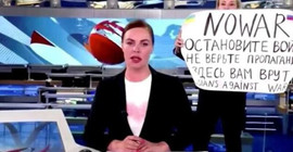 Canlı yayında savaşı protesto eden gazeteci para cezası ile serbest bırakıldı