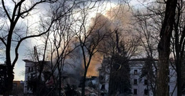 Rus uçakları, Mariupol'de kadın ve çocukların saklandığı tiyatro ve havuzu vurdu