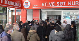 Et ve Süt Kurumu mağazası önünde numaratörlü kuyruk
