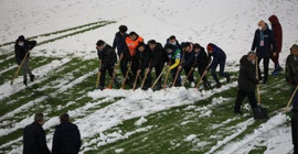 Taraftar bu kez kar temizlemek için sahaya indi