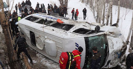 Van'da yolcu minibüsü devrildi: 12 yaralı