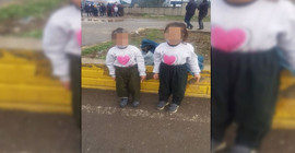 Polis, yöresel kıyafet giyen 5 yaşındaki ikiz çocukları karakola götürüp, parmak izlerini aldı