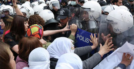 'Güçlenen kadın mücadelesi karşısında meşrutiyetini yetiren siyasi iktidar, zor gücünü kullanıyor'