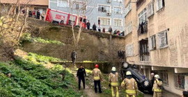 Üsküdar'da apartmanın bahçesine otomobil düştü