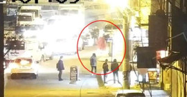 Diyarbakır'da konvoyun önünü kesip, araçtaki kadının boynundan altın kolyeyi çaldılar