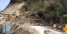Kastamonu'da aynı gün içinde iki heyelan: Yol ulaşıma kapandı