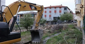 Hem yanlış binayı yıktı hem yıkım masrafını istedi