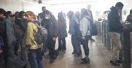 Ulaşım zammını turnikelerden atlayarak protesto ettiler