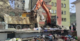 'Kötü koku' şikayeti üzerine gidilen evden 6 ton çöp çıktı