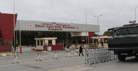 Gardiyanlar intihara sürüklenen ve hücreye konulan tutukluların yanına ip ve jilet bıraktı!