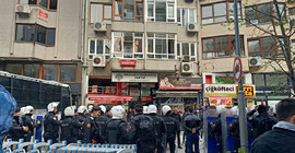 Polis, protesto açıklaması yapan vekillere izin vermedi: Piroğlu tekerlekli sandalyesinden düşürüldü