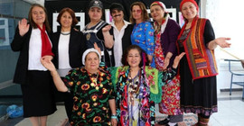 Ev kadınları kadına şiddete karşı tiyatro kurdu: Eşit görülmek istiyoruz