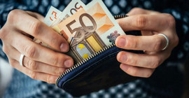 Yunanistan'da asgari ücrete son bir yılda ikinci kez zam yapıldı