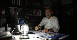 Kılıçdaroğlu'na, apartmandaki komşuları da mum yakıp destek verdi
