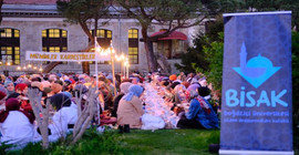 Öğrencilerin yaka paça gözaltına alındığı Boğaziçi Üniversitesi'nde toplu iftar töreni