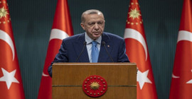 Maske kullanımı toplu taşıma ve hastaneler hariç kapalı alanlarda kaldırıldı
