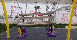 Mahallenin tek çocuk parkına saldırıp, kullanılamaz hale getirdiler