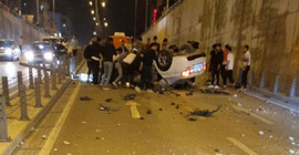 Otomobil, 5 metre yükseklikten alt geçide düştü: 3 yaralı