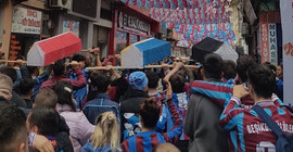 Trabzonspor taraftarlarının üç büyüklerin tabutunu yapıp denize atması tepki çekti