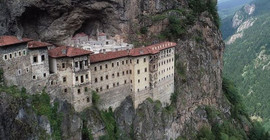 Restorasyon çalışmaları tamamlanan Sümela Manastırı ziyarete açıldı