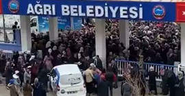 Belediye önünde bayram şekeri dağıtılırken izdiham yaşandı: Çok yaralayıcı