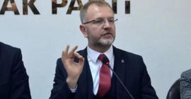 AKP'li başkan partililerle bayramlaşırken görevinden istifa ettiğini açıkladı: Makamlar geçici