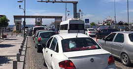 '200 liracık' kuyruğu: Köprü boş kaldı, feribot için 1 kilometre kuyruk oldu
